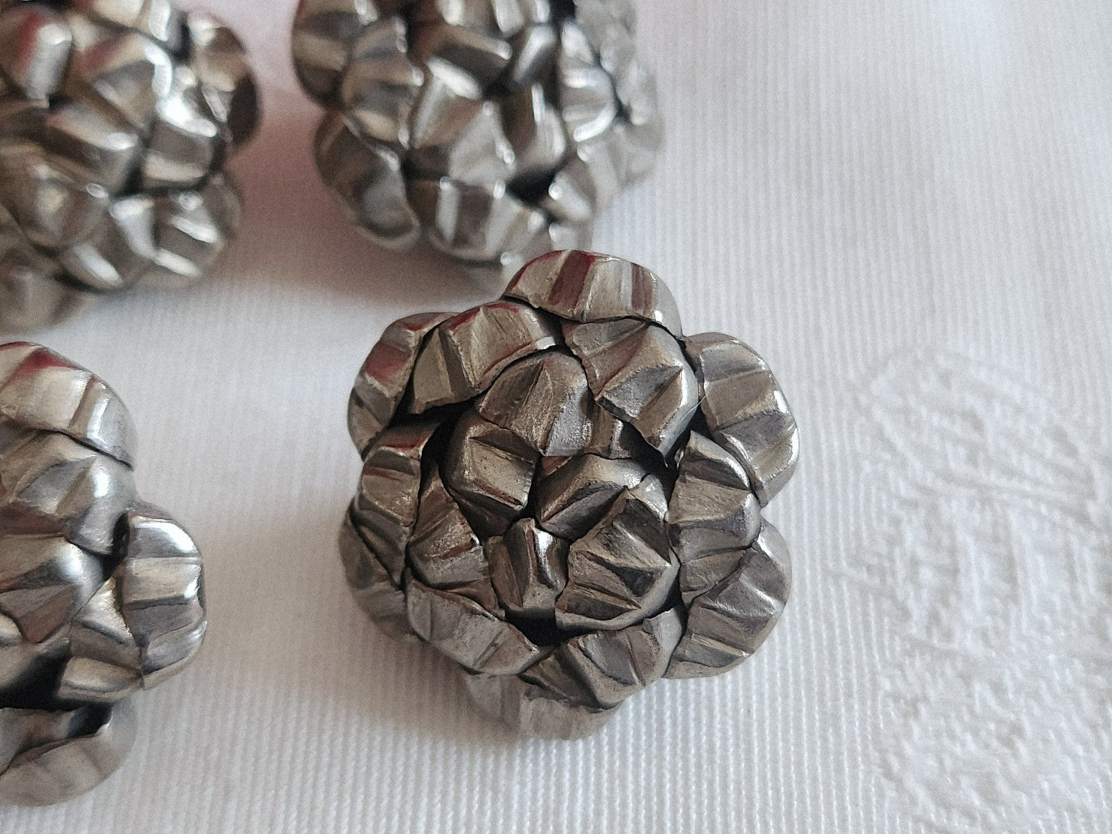 Lot 6 boutons vintage métal effet pétale fait main 2,4 cm ref 6235