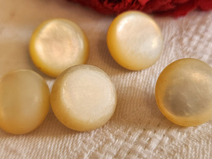 Lot 5  boutons anciens en nacre demi sphere pied métal 1,5 cm ref 5690