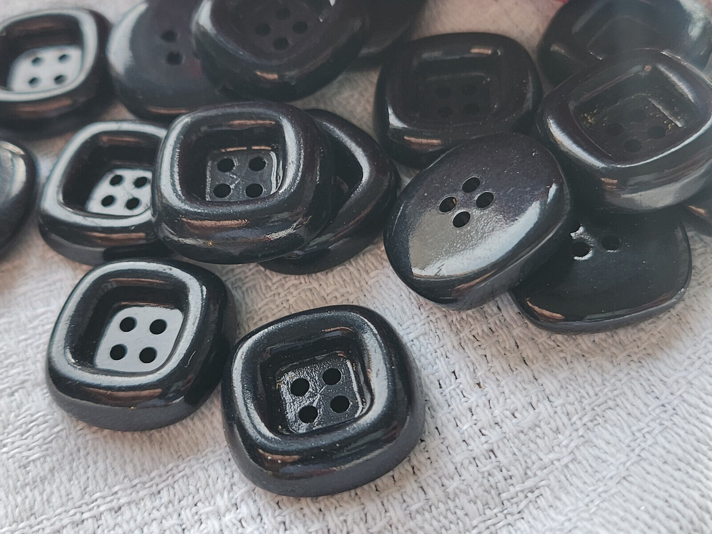 Lot 18  boutons vintage noir haut rebord trou 1,7 cm ref 3354