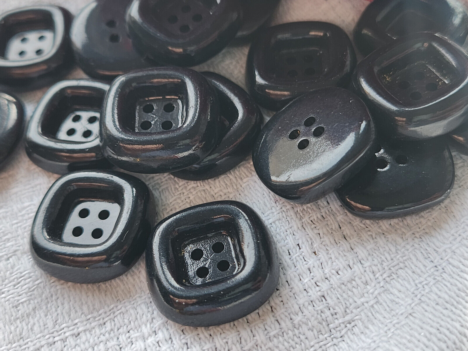 Lot 18  boutons vintage noir haut rebord trou 1,7 cm ref 3354