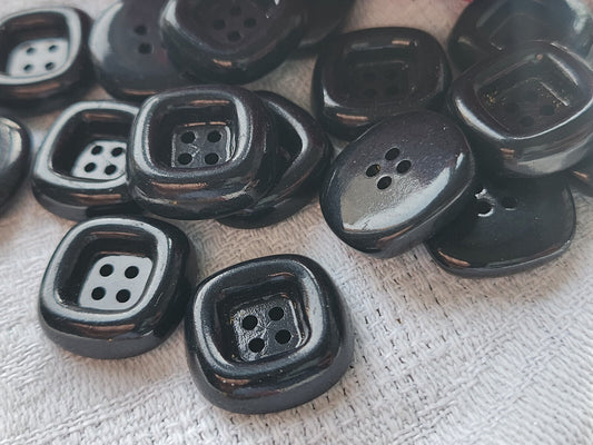 Lot 18  boutons vintage noir haut rebord trou 1,7 cm ref 3354