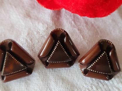 Collection trio boutons anciens marron volume triangle pied laiton 1,8 cm G3L