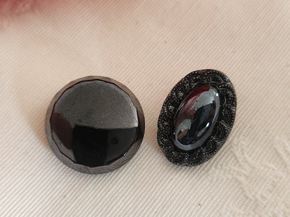 Duo  boutons anciens en verre gris anthracite 1,8 cm et 1,2 sur 1,8 cm G12D