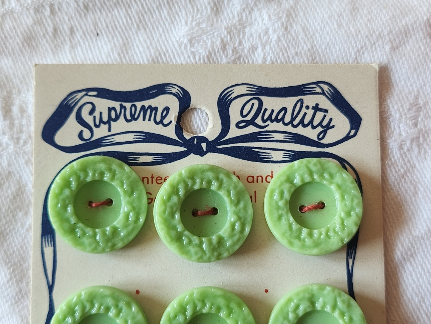 Plaque de 9 boutons anciens en verre travaillé vert à trous 1,7 cm