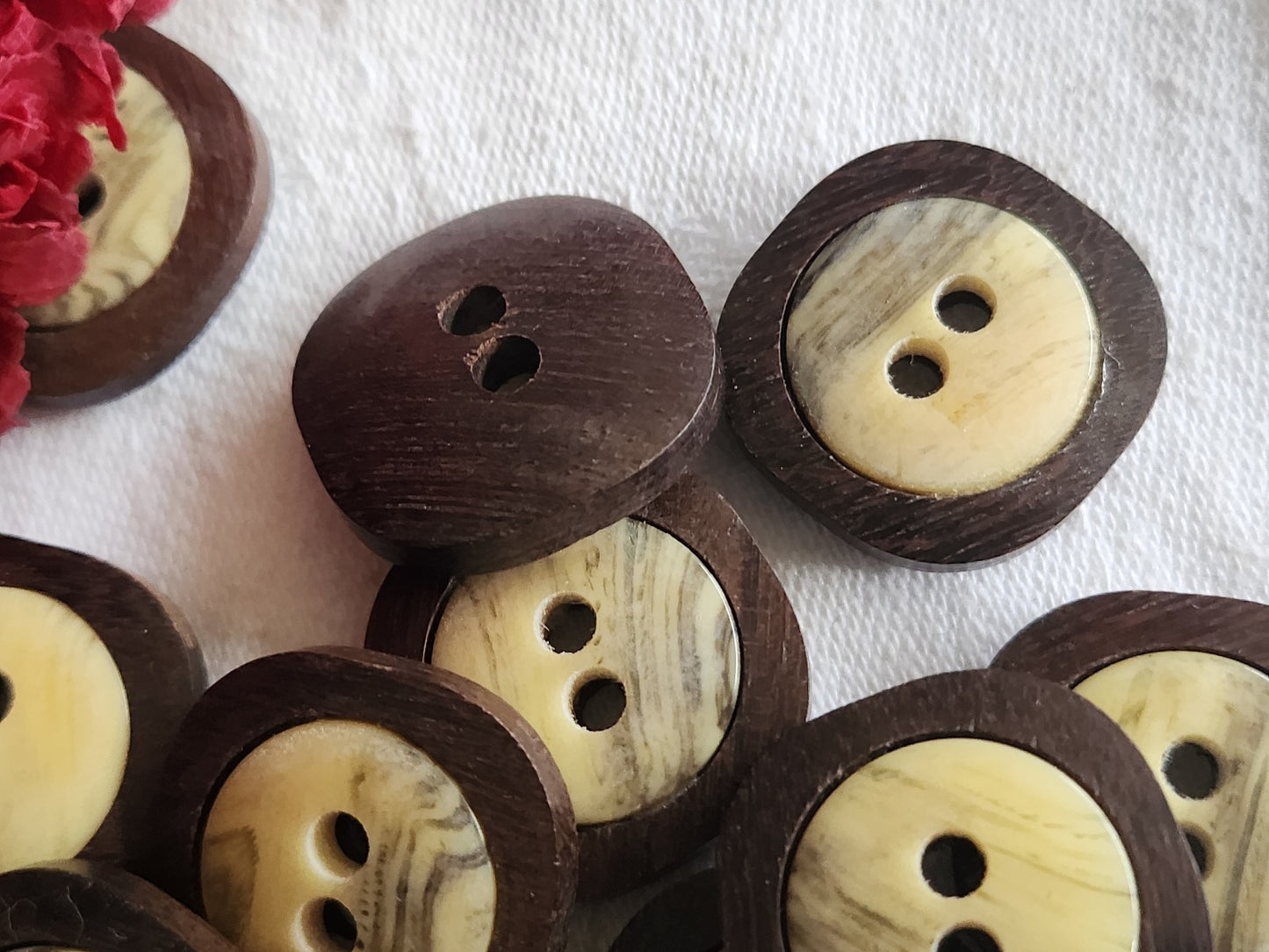 lot 6 boutons vintage monture en bois coeur creme 2,2 cm ref 1239