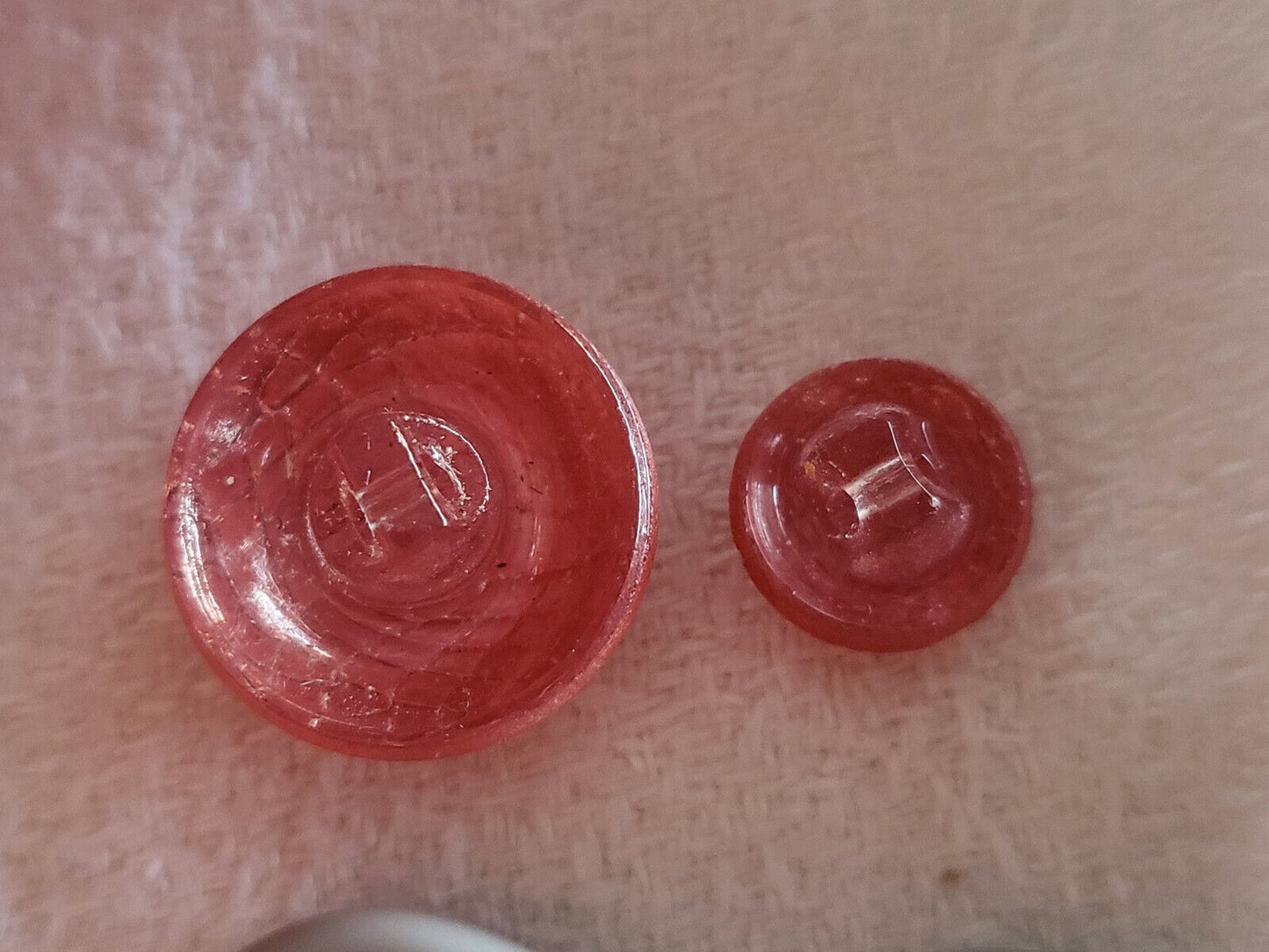 Duo boutons anciens en verre satiné rouge  1,1 et 1,7 cm G10B