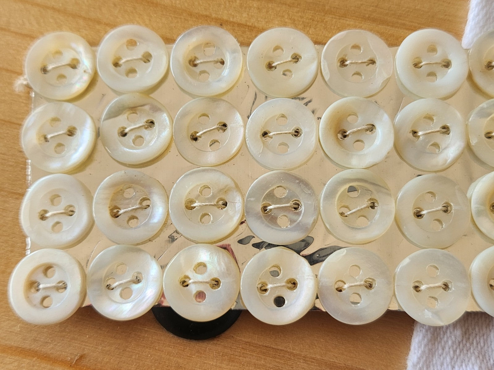 Plaque lot 36 boutons anciens en nacre blanc trous 1 cm corsage mini N°2