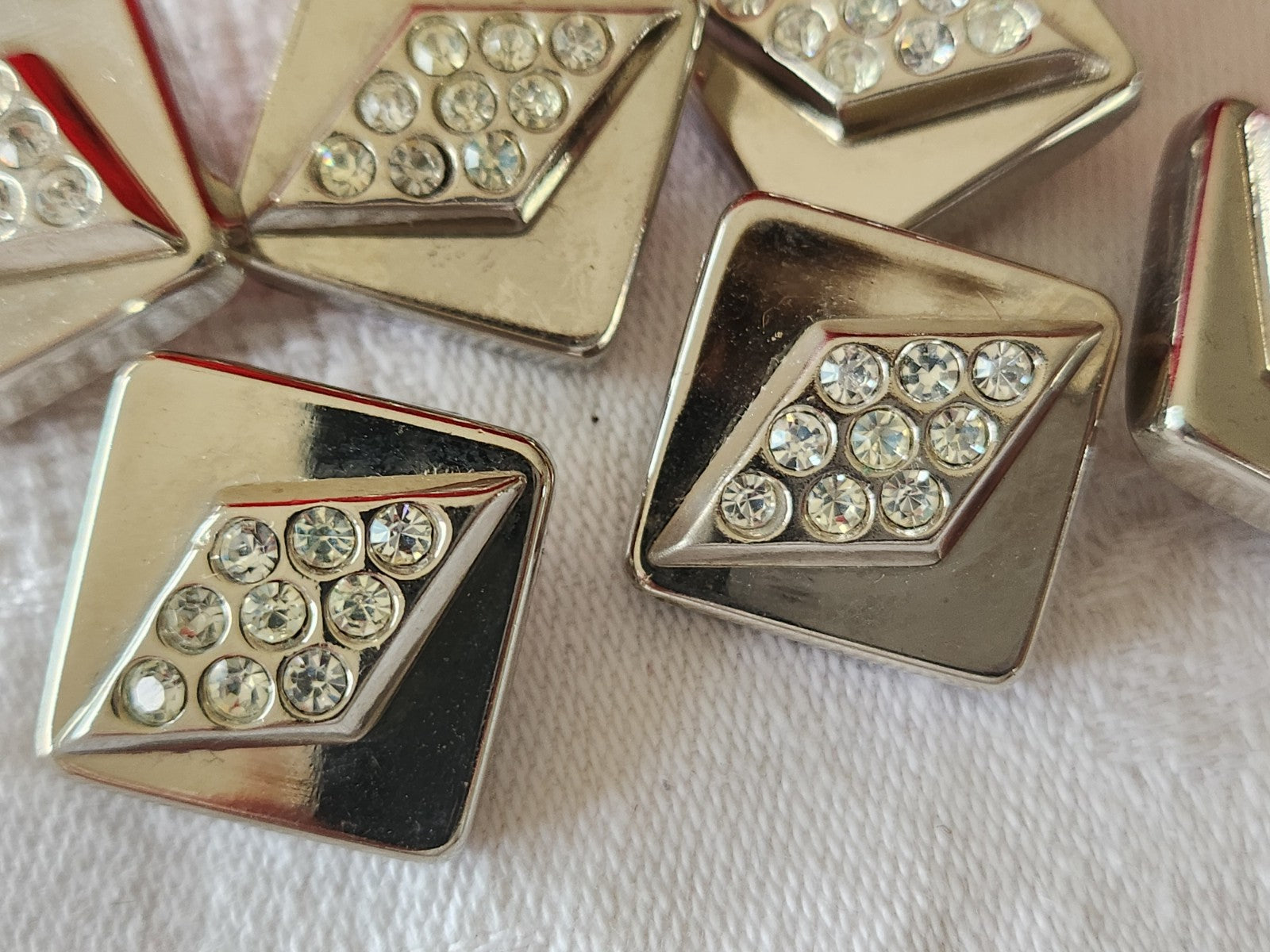 Lot 6 boutons  acrylique et strass en verre pied carré 1,6 cm  ref 6008