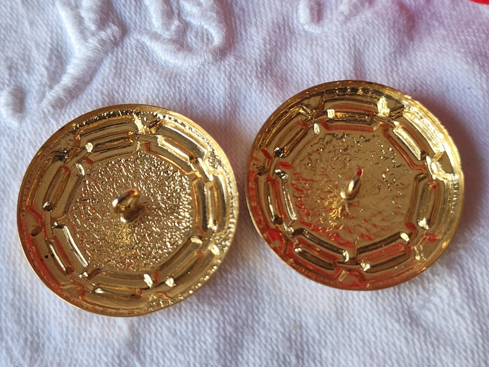 Duo gros boutons vintage en métal jaune trés leger 2,9 cm ref 3909