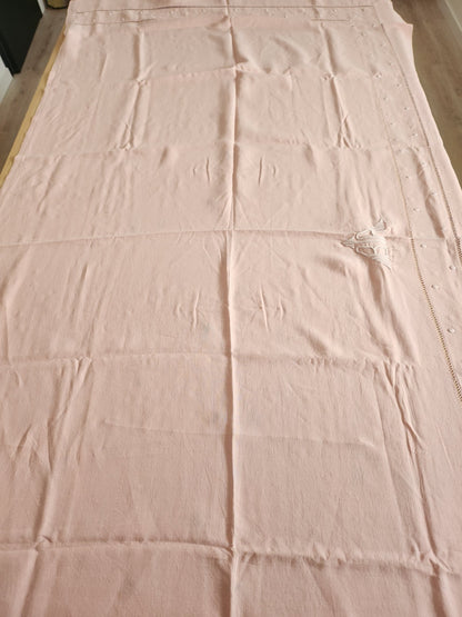 Retour de drap ancien transformé en nappe monogramme BA rose B8