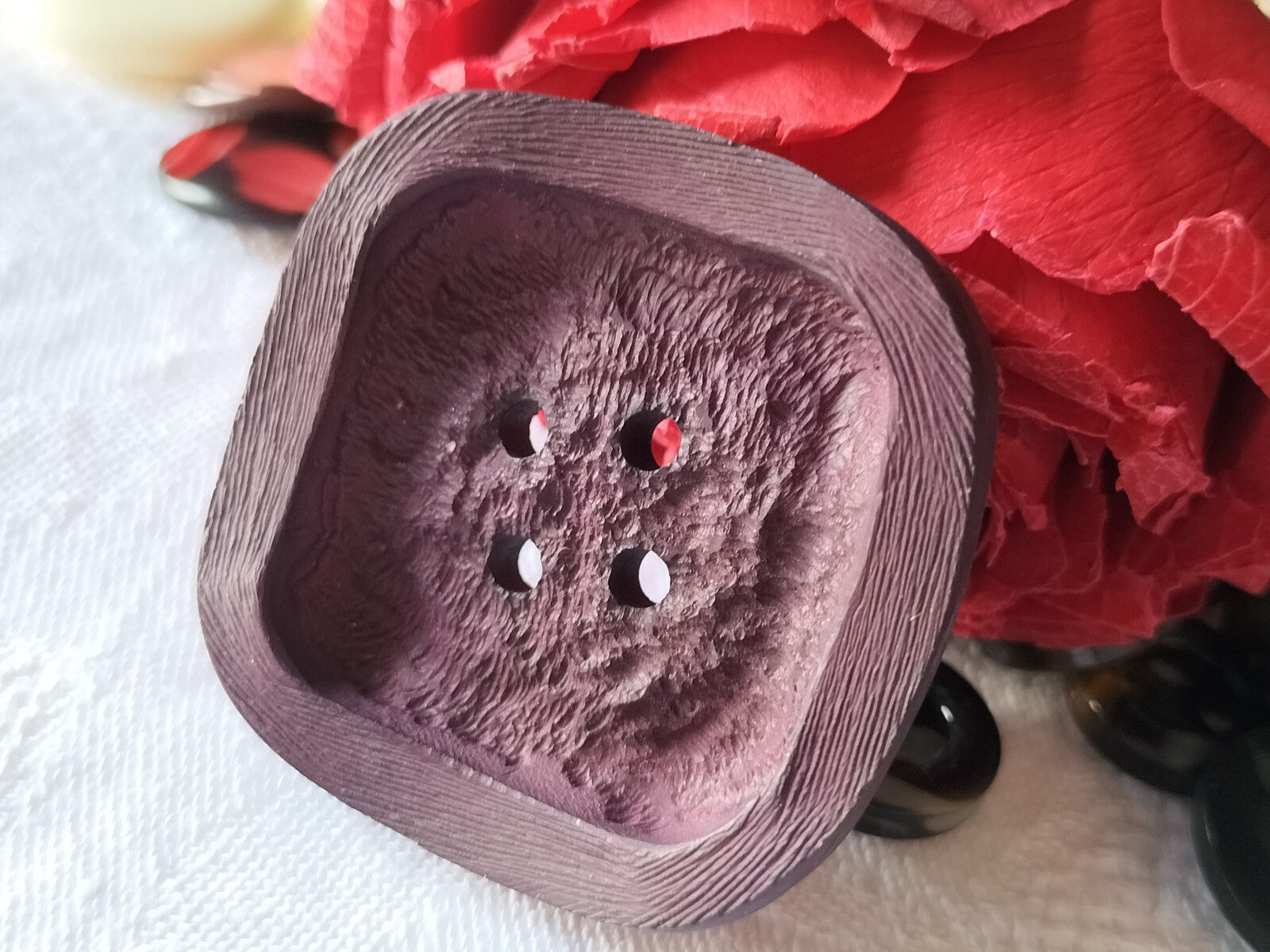 Enorme bouton vintage violet carré mat texturé  4,3 cm ref 1328