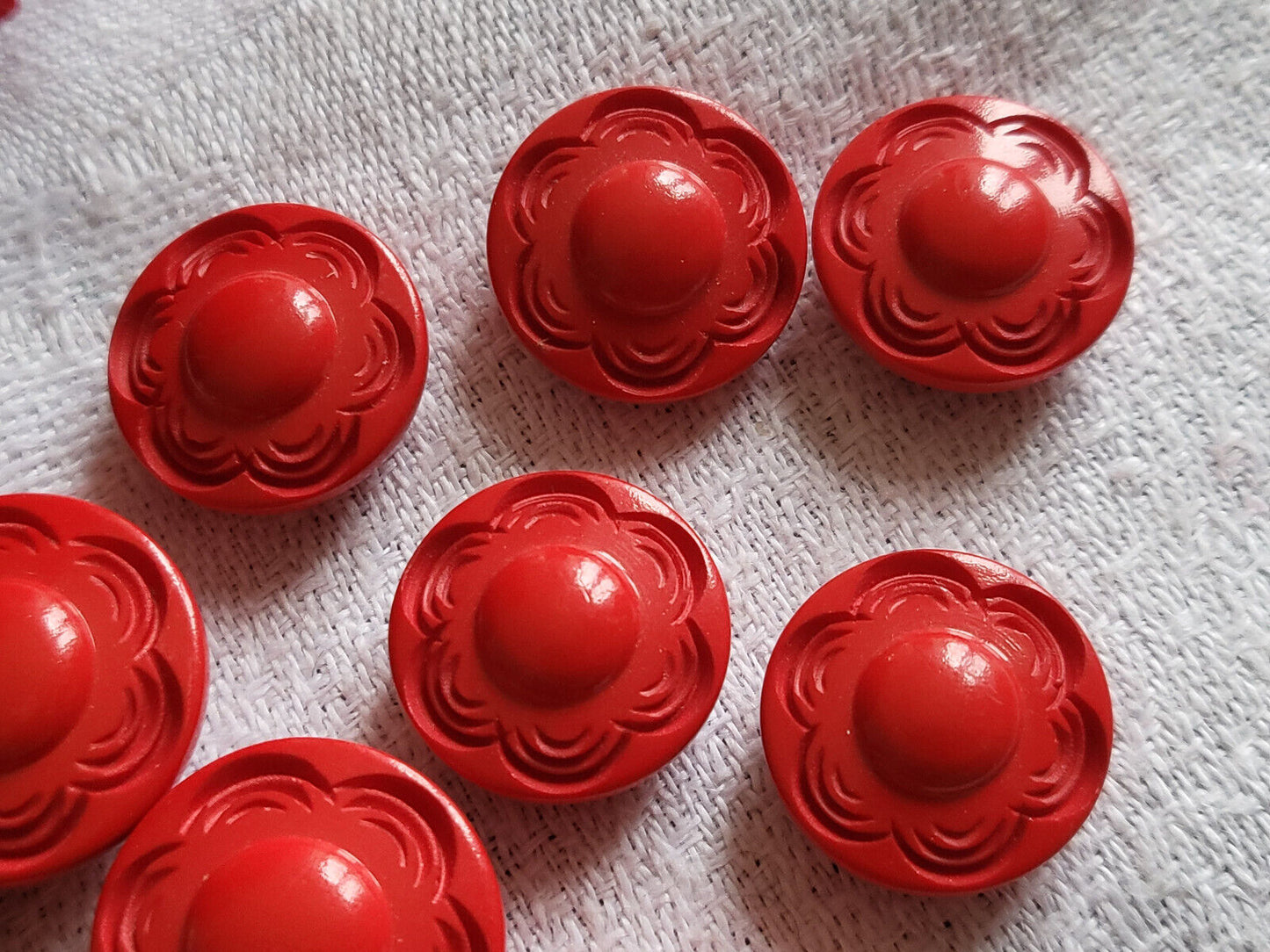 Lot 10 boutons vintage panaché rouge motif fleur pied  1,4 et 1,7 cm ref 1973