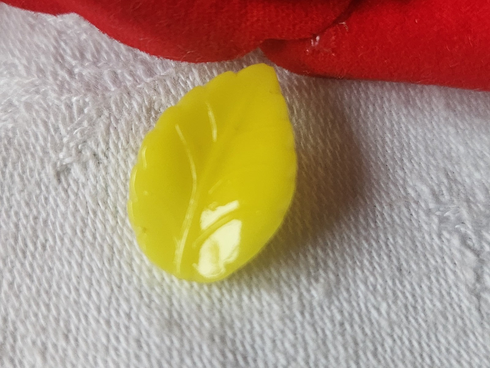 Bouton ancien en verrejaune feuille travaillé vintage 1,2 sur 1,8  cm D9L