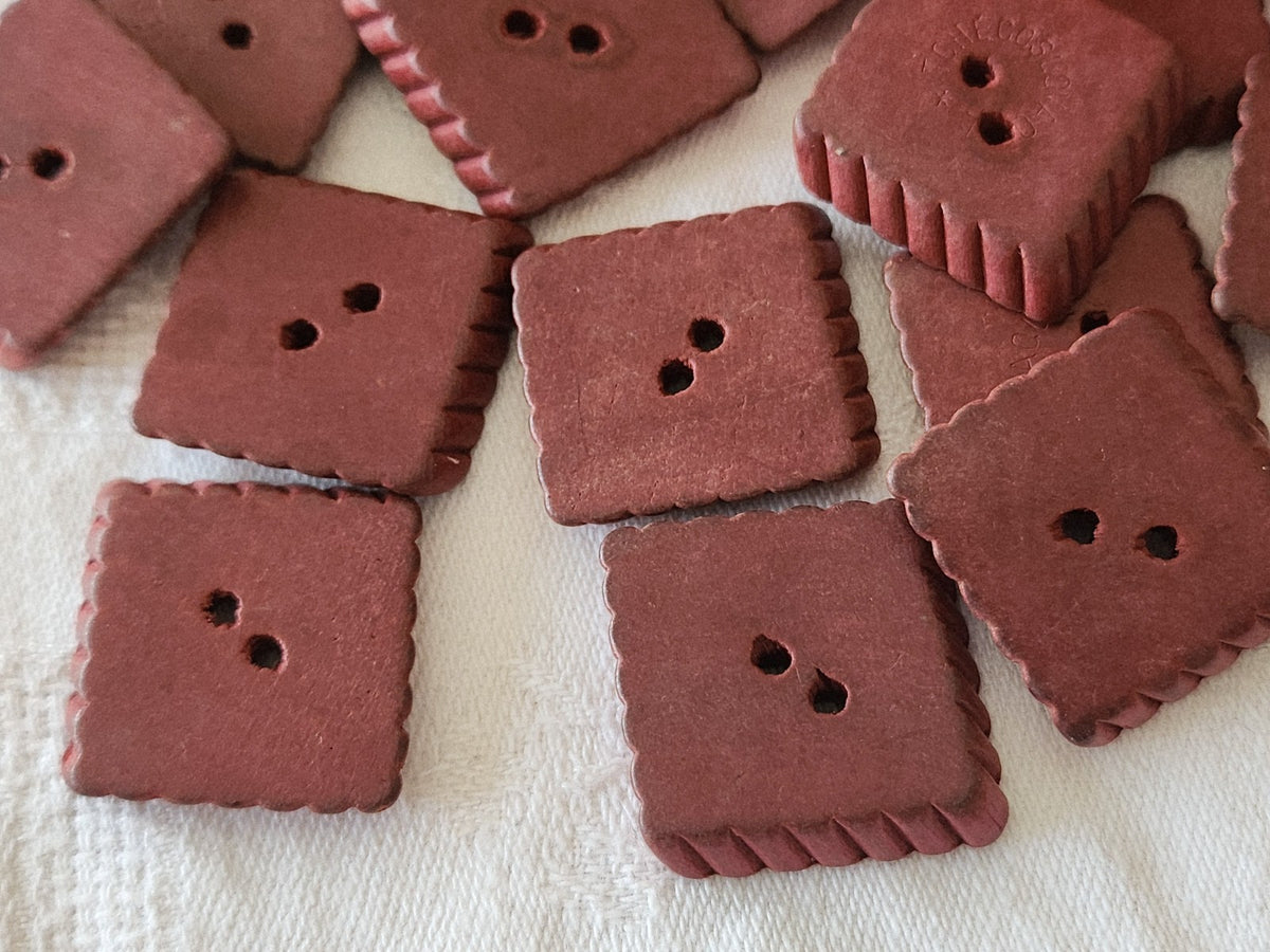 Lot 21  boutons anciens en bois vintage style petit lu rouge 2,4 cm ref 5971