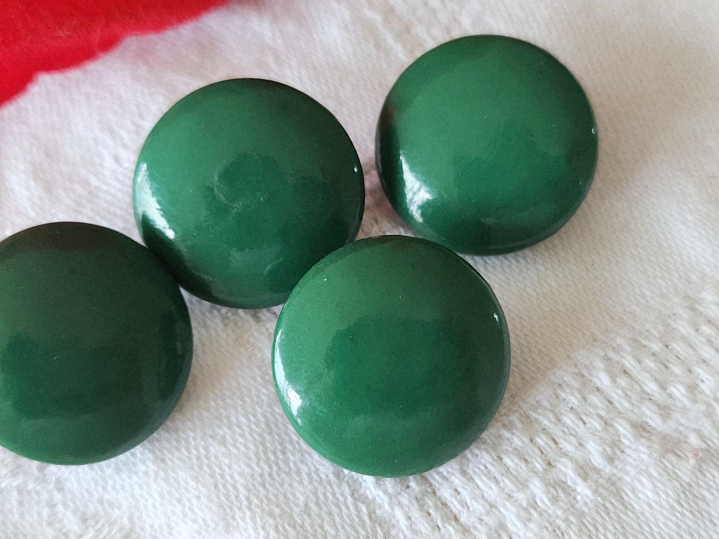 Lot 4 boutons anciens en cuir verni vert lumineux pied 2 cm ref 6004