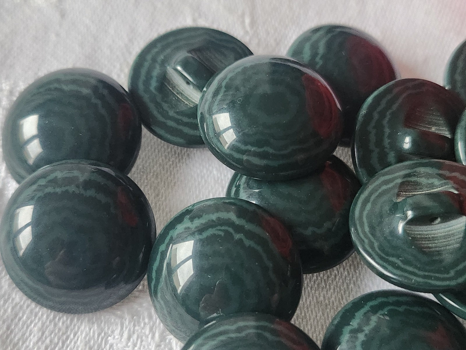 Lot 6 boutons vintage bombé vert camaieu  pied veiné 2,2 cm ref 1252