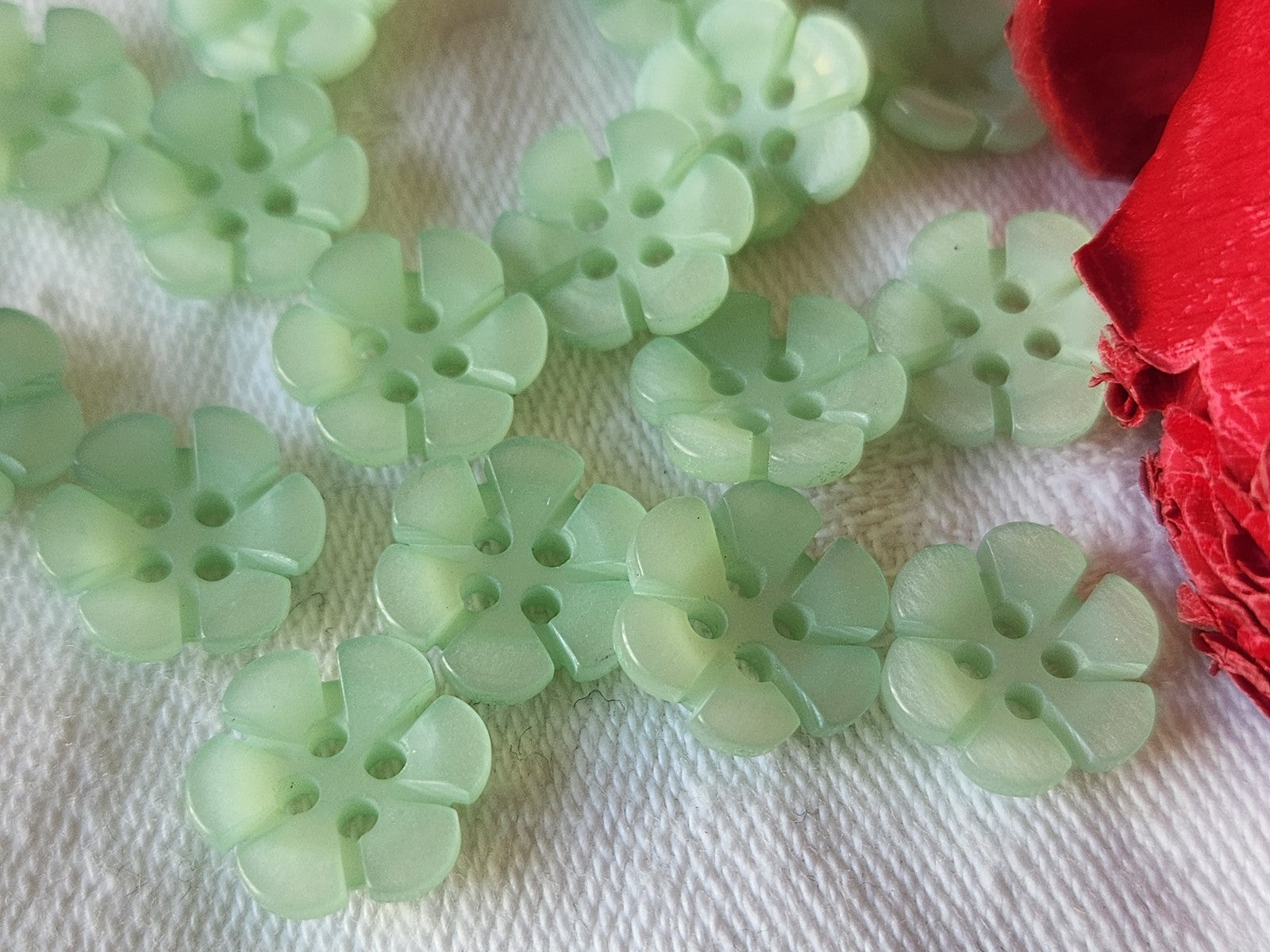 Lot 16 boutons vintage petits marguerite vert 1,2 cm mini trou ref 5488