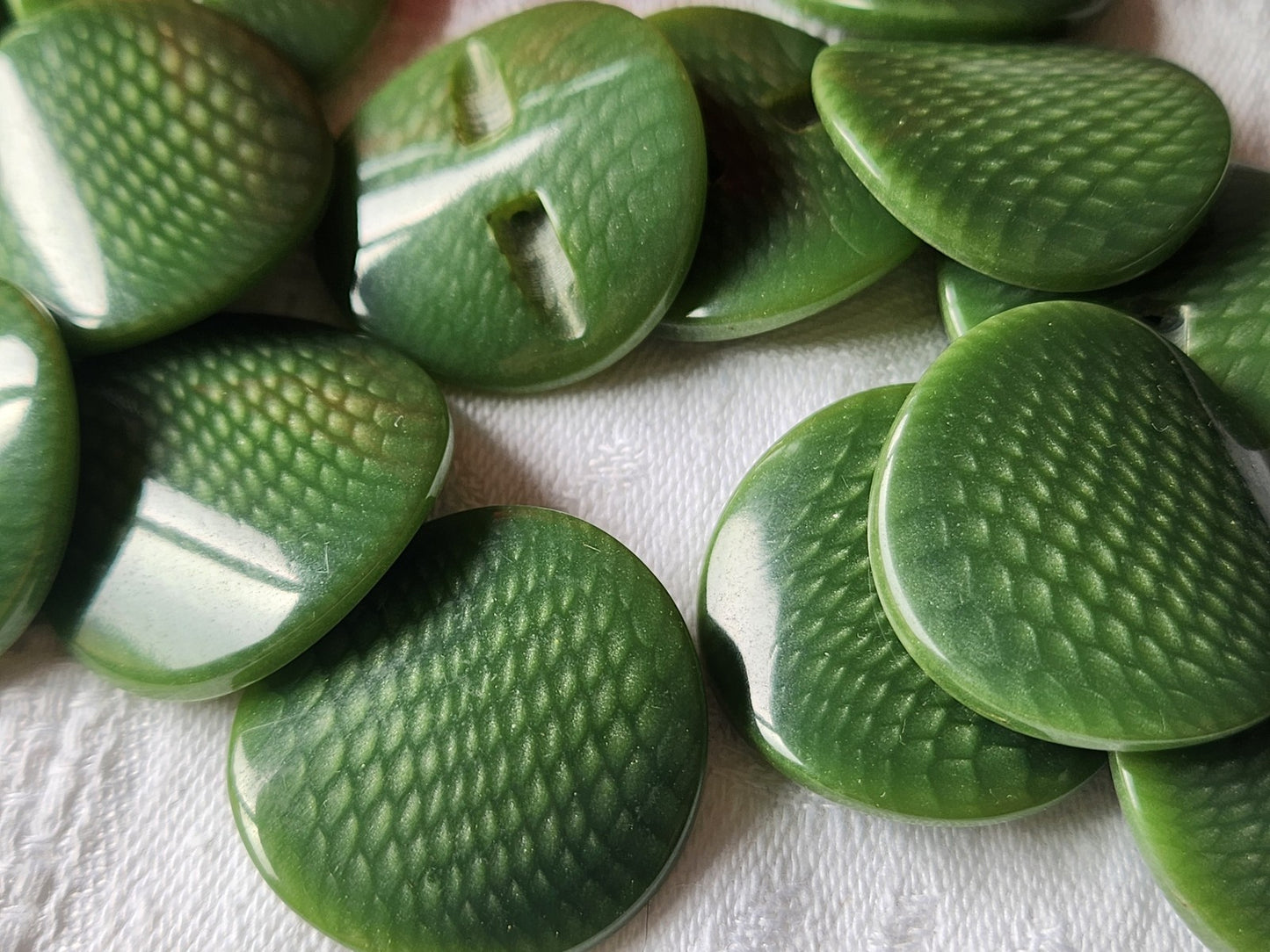 Lot 6 gros boutons ancien vert  motif courbé 2,7 cm pied ref 3548