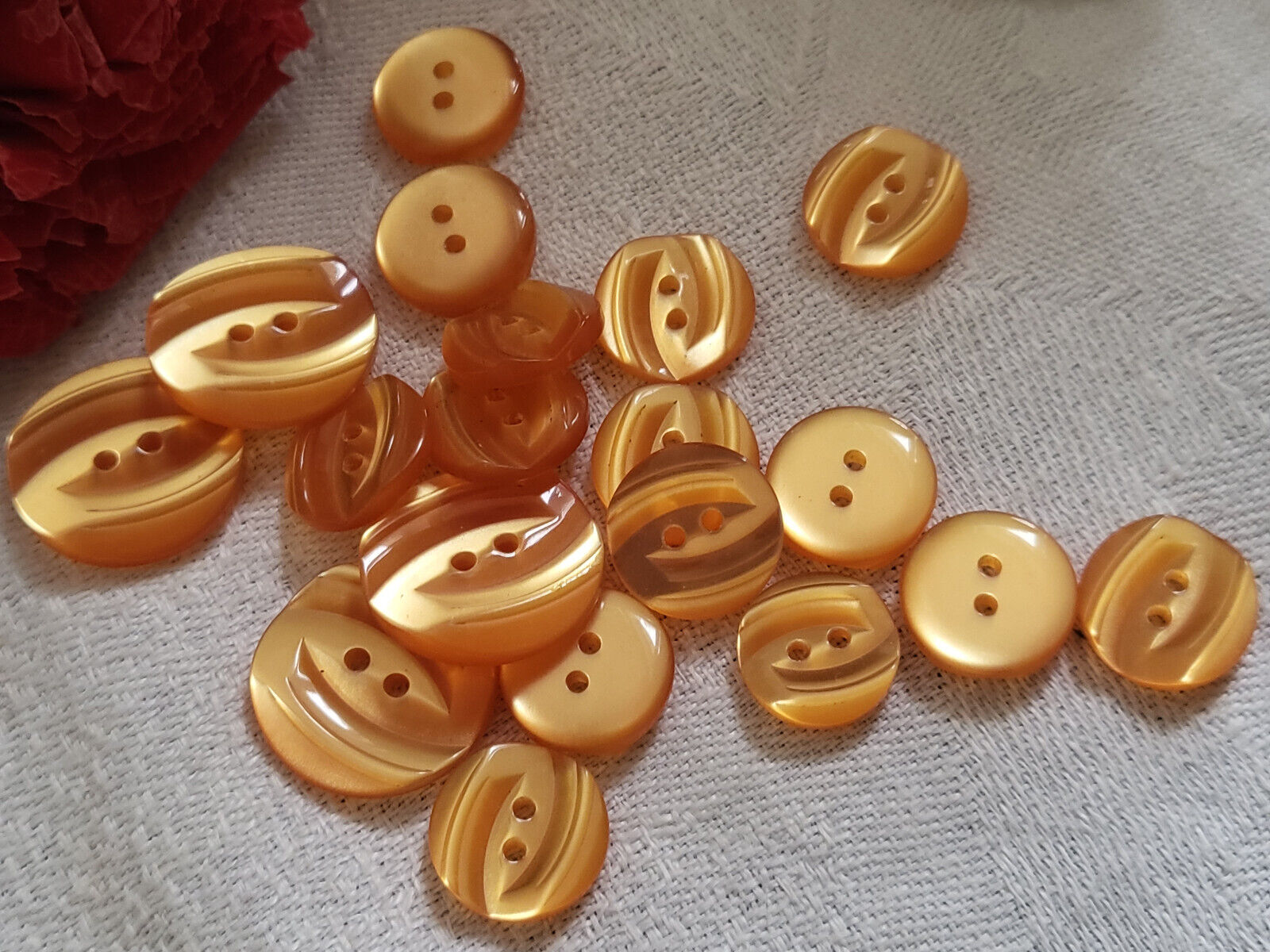 Lot 18 boutons  vintage  Orange  lumineux panaché diamètre 1,1 à 1,8 cm ref 1278