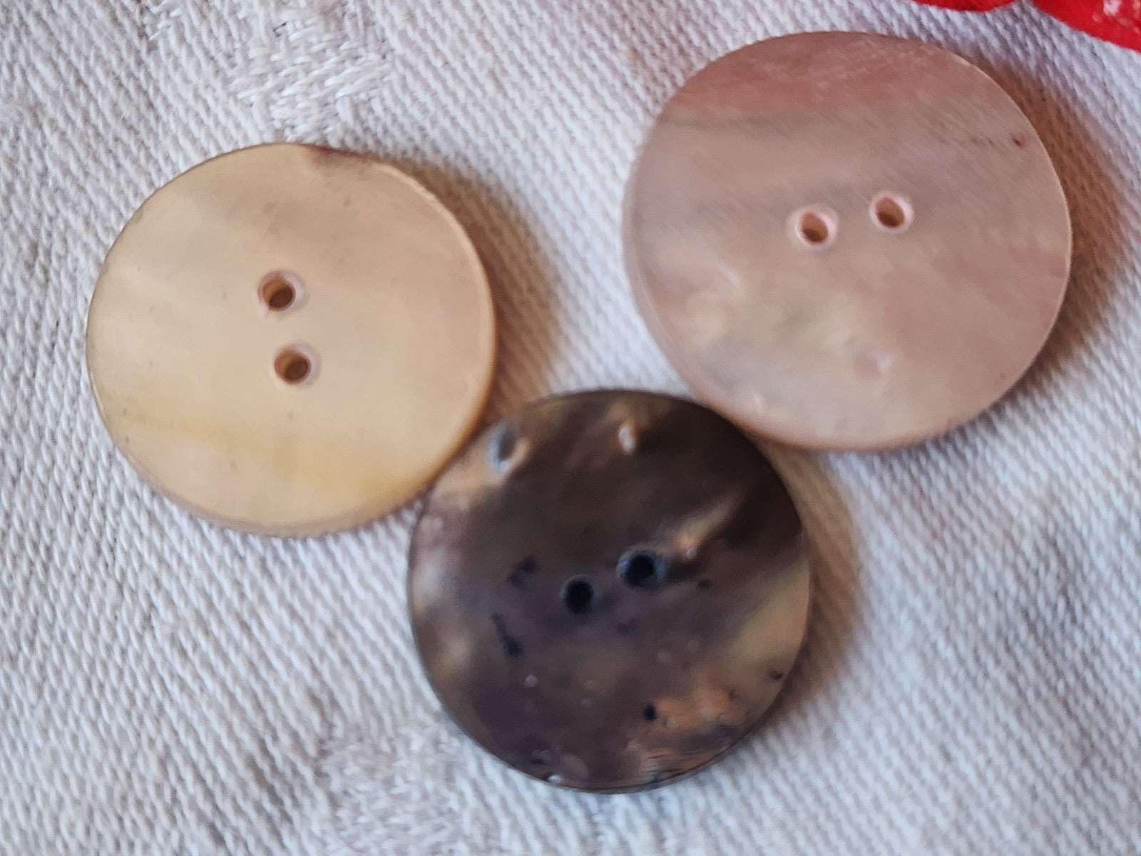 Collection  trio boutons ancien en nacre ciselé  2 et 2,3 cm rose bleu D11D