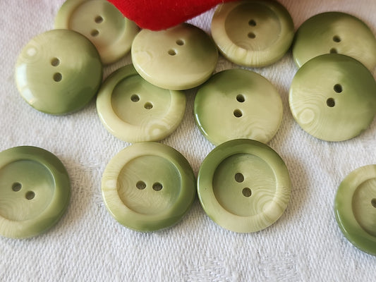 Lot 12 boutons vintage  vert effet corne 1,8 cm trou ref 4815
