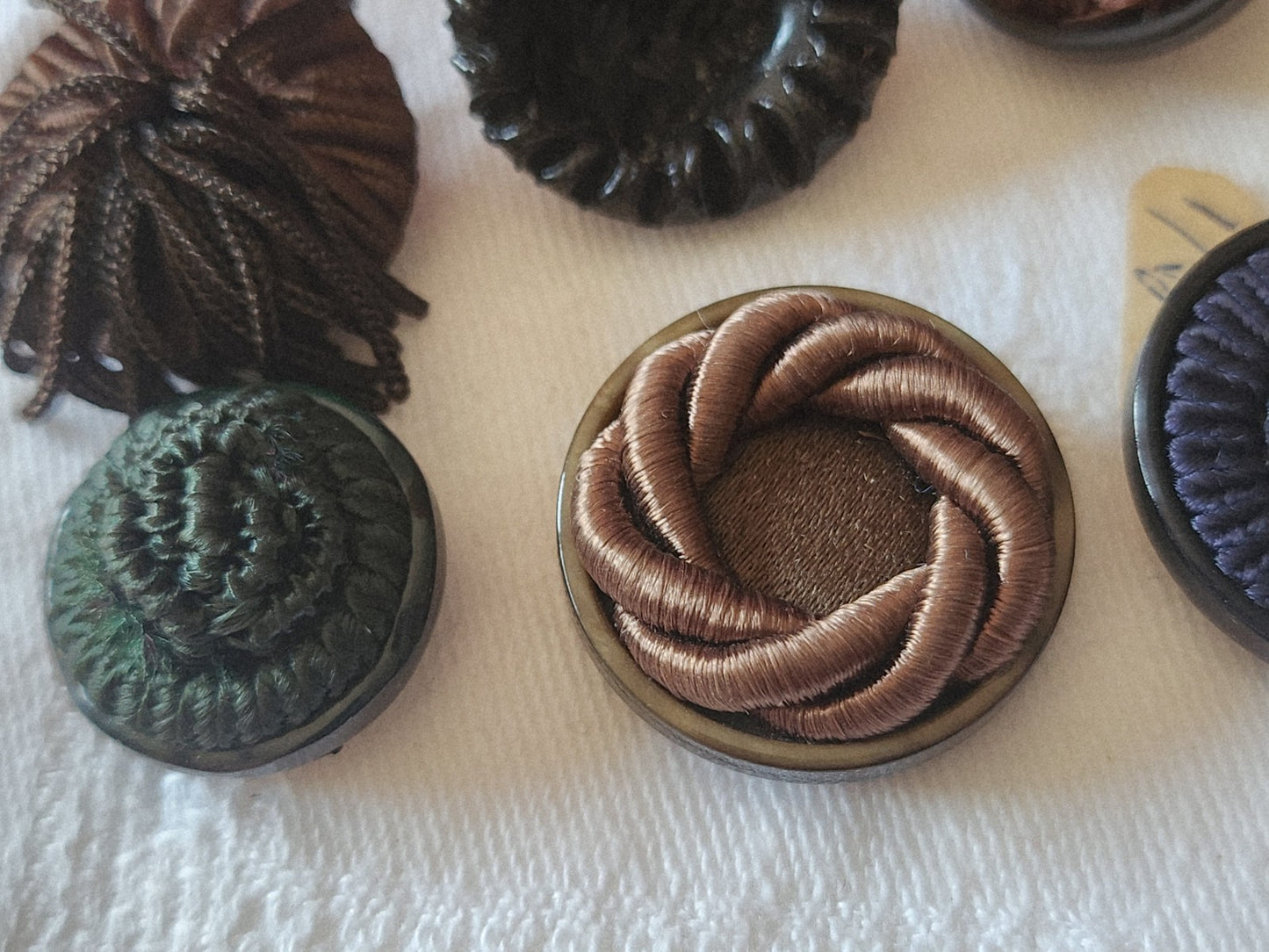 Lot 6 boutons anciens/vintage en passementerie 1,9  à 2,4 cm panaché  ref 6056