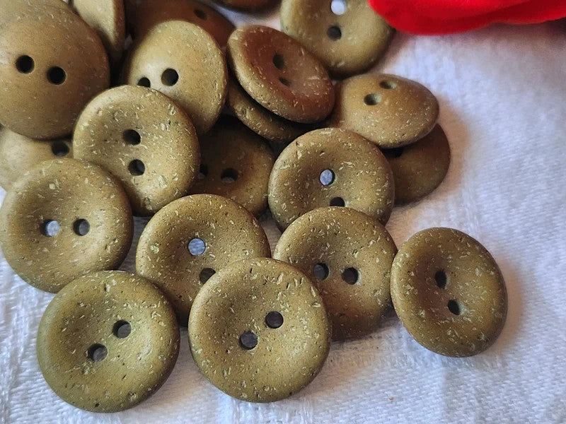 Lot 15 boutons vintage vert mat effet poreux 1,8 cm trous ref 5838