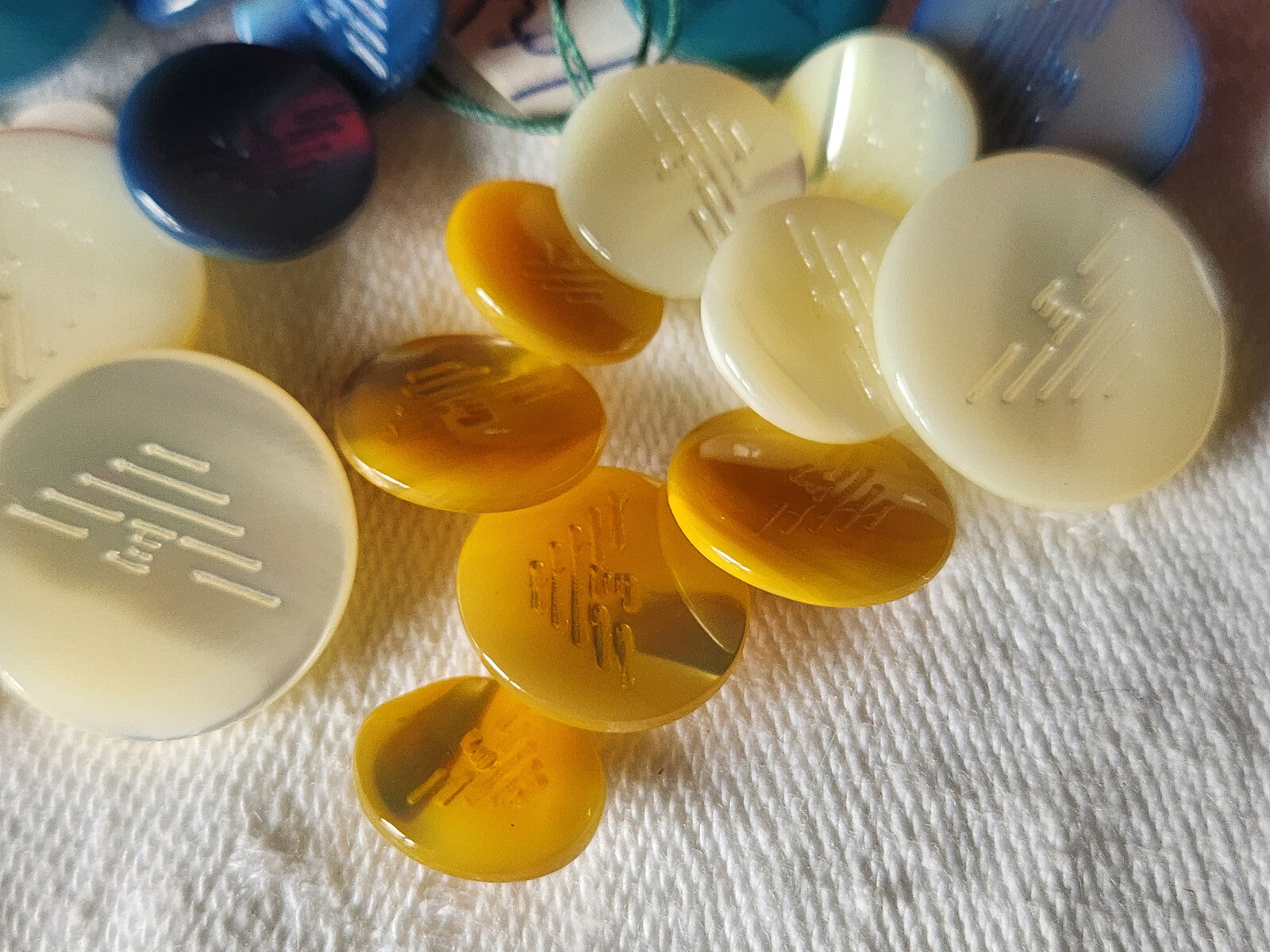 Lot 21  boutons vintage en nacre panaché  armani empario  1,1 cm à 1,8 ref 1597