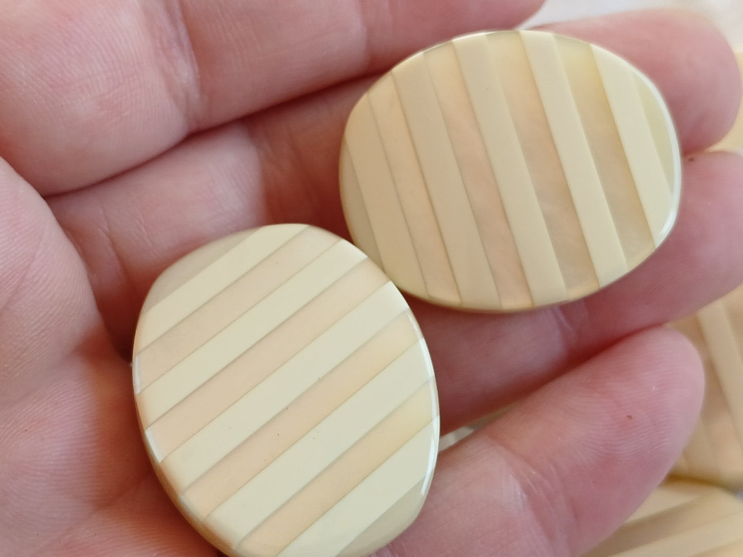Lot 6 énormes boutons vintage crème nacré  ovale 2,8  sur 3,4 cm ref 6473 **