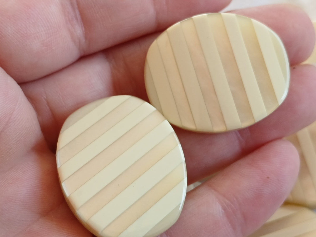 Lot 6 énormes boutons vintage crème nacré  ovale 2,8  sur 3,4 cm ref 6473 **