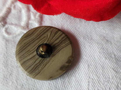 Joli bouton ancien  art deco veiné travaillé pied laiton 2,6 cm D10C