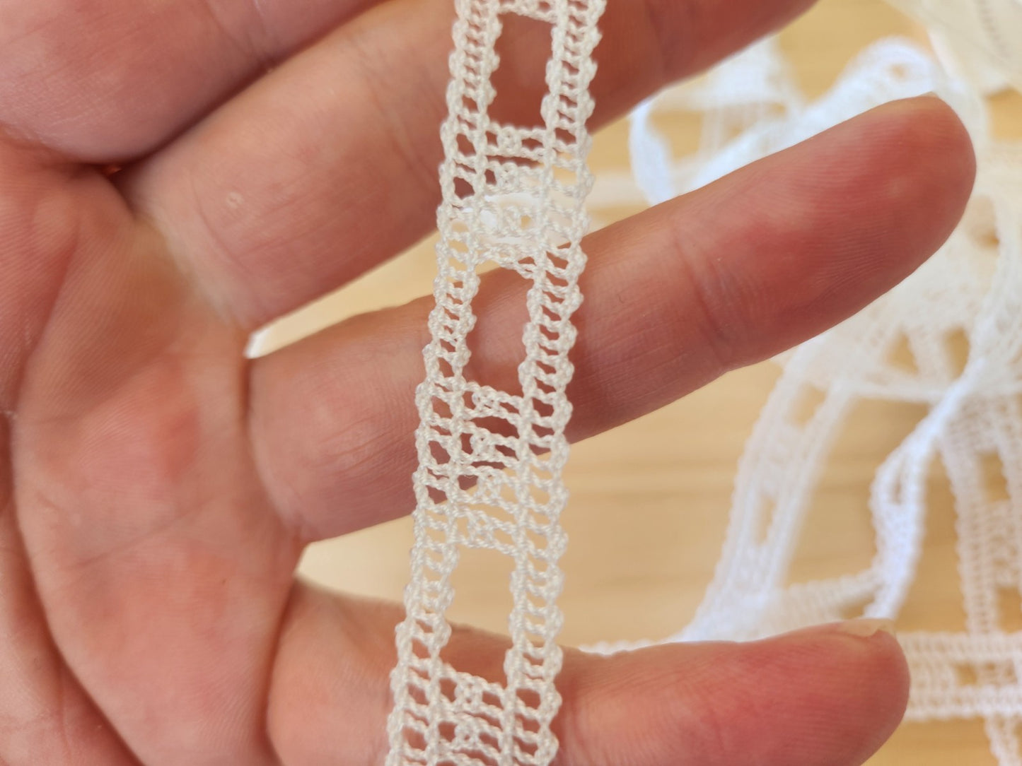 Dentelle vintage entre deux blanche 5 mètres sur 1,3 cm A3