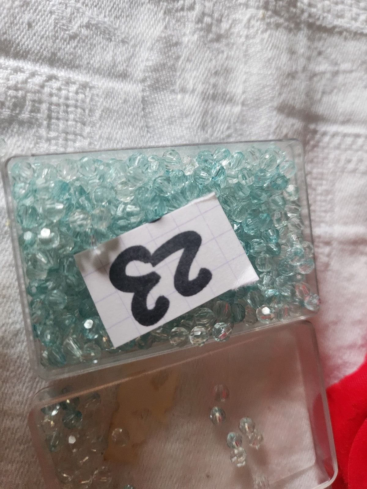 Lot environ 14 grammes de perles de toupie acrylique bleu 3 mm  n°23