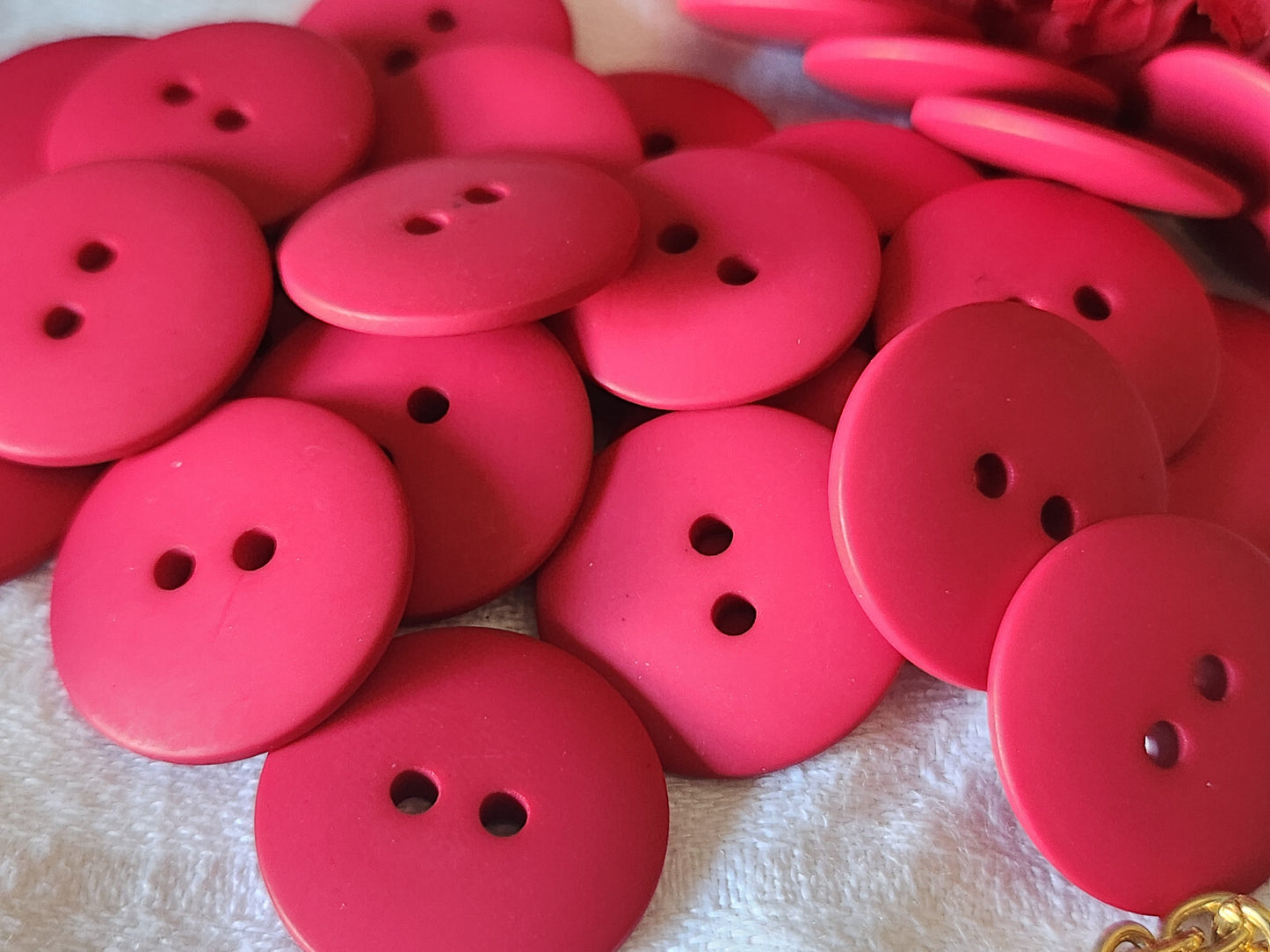 Lot 25 boutons vintage rouge mat à trou classique 2 cm ref 3807