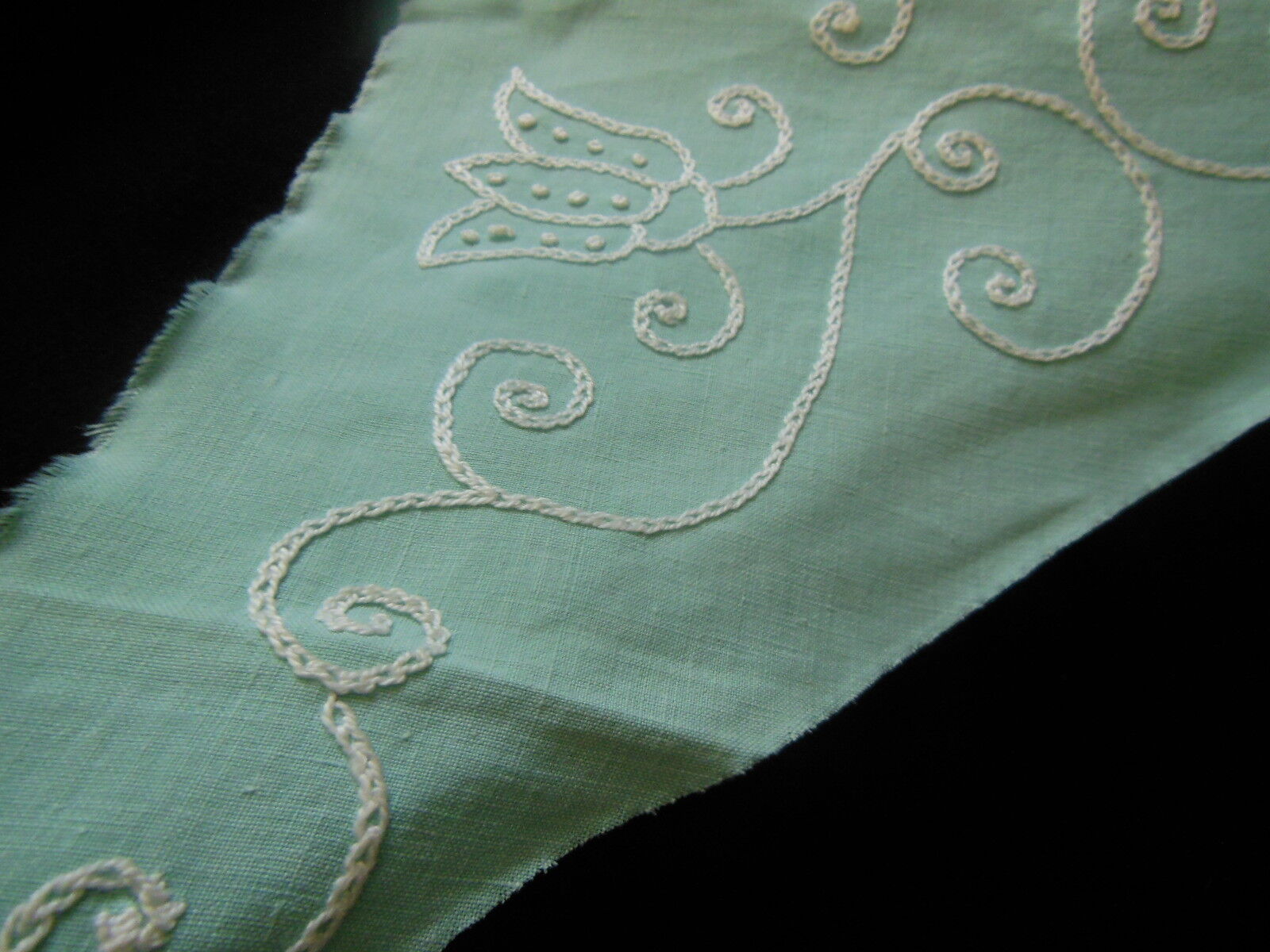 Longue broderie ancienne main vintage fond vert recup incrustation B7