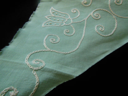 Longue broderie ancienne main vintage fond vert recup incrustation B7