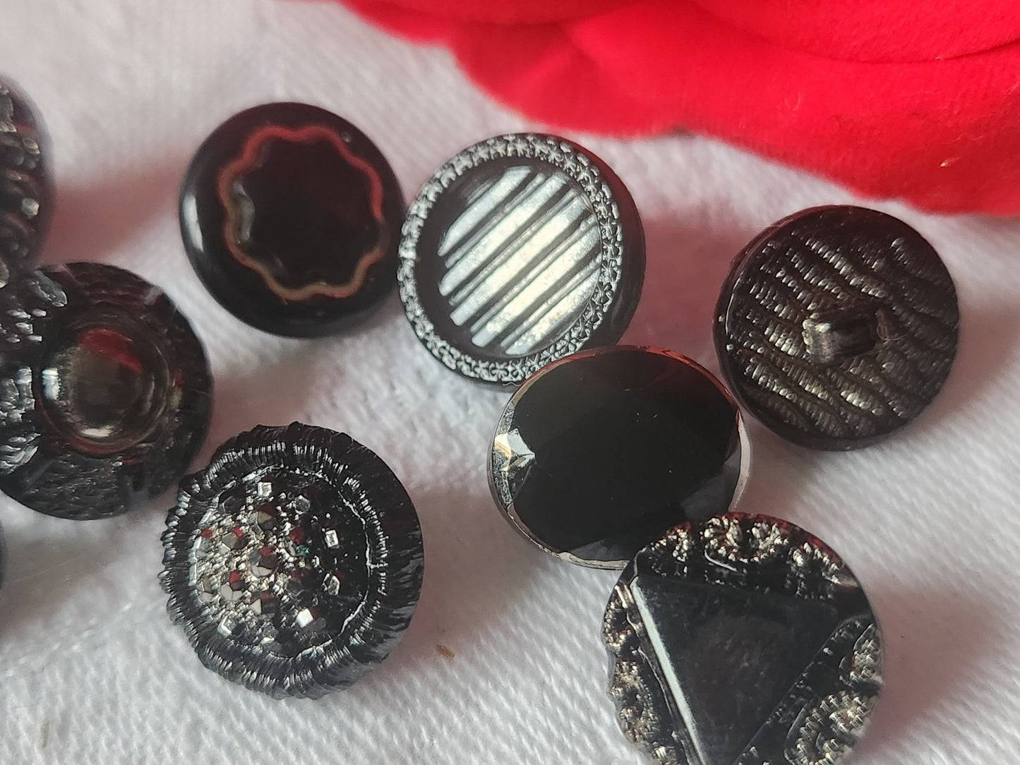 Lot 10 boutons anciens en verre argenté panaché 1,1 à 1,4 cm ref 2147