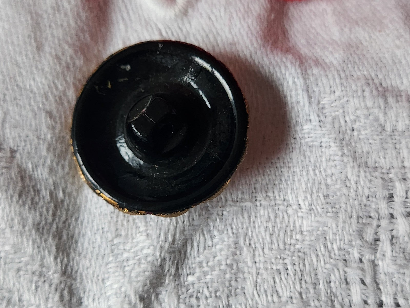 Gros bouton ancien  en verre noir doré effet pétale volume 2,2 cm D17C