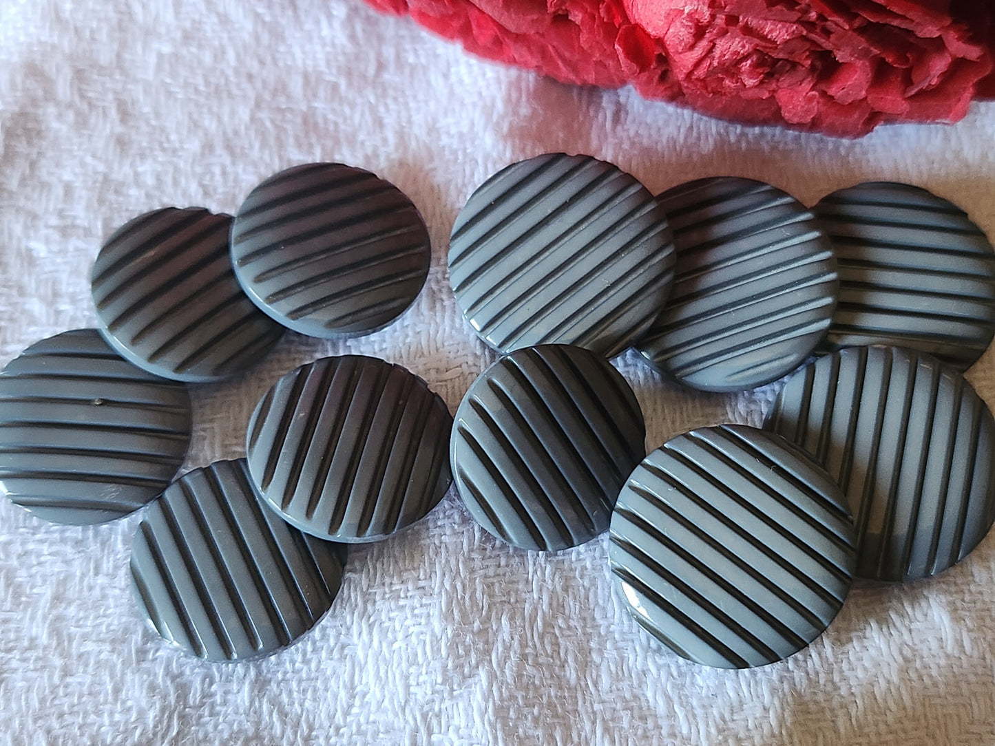 Lot 11 boutons vintage gris strié panaché pied 1,5 et 1,7 cm ref 5480