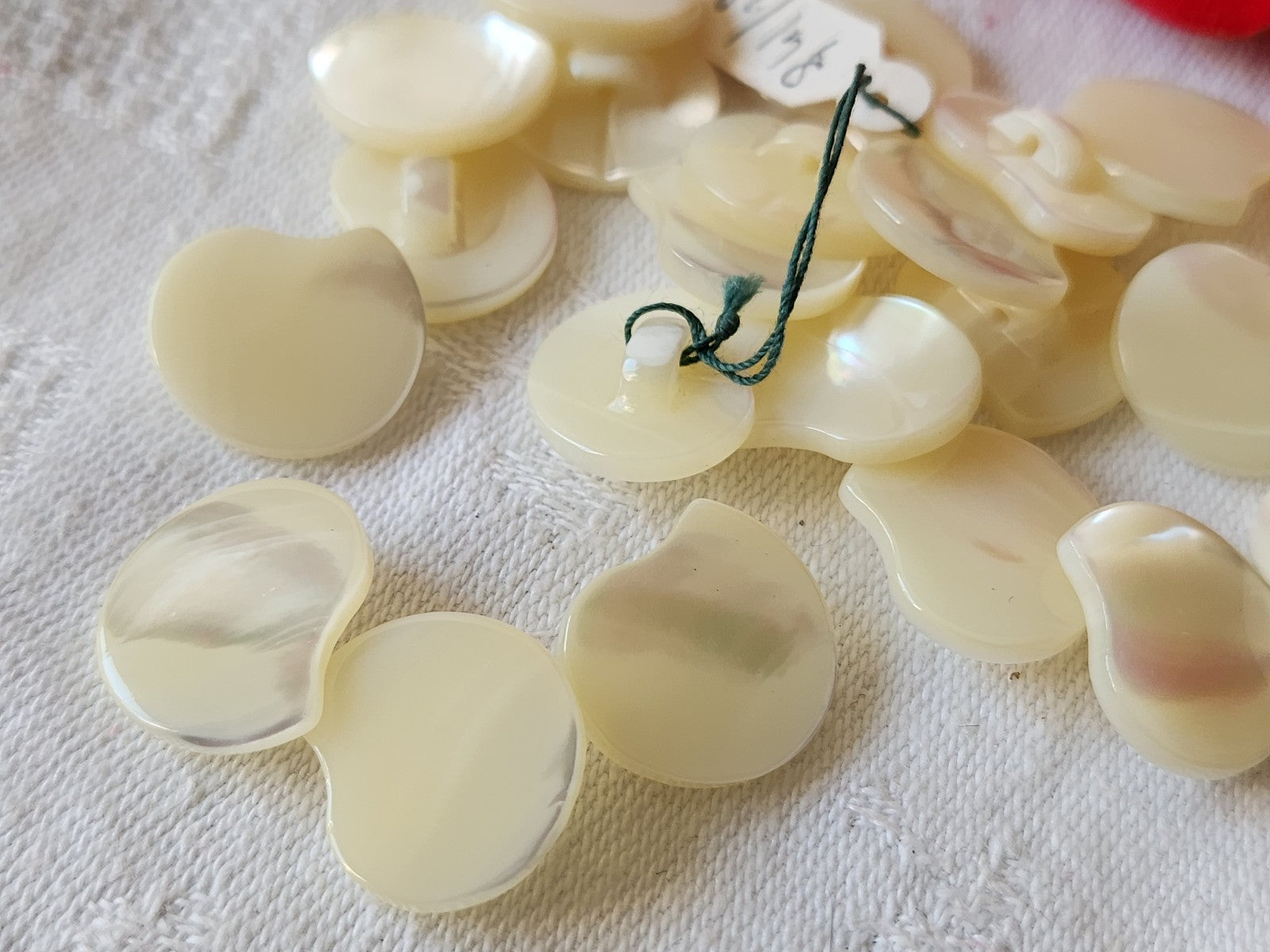 Lot 6 boutons anciens en nacre blanche forme original 1,7 sur 1,5 cm ref 1869