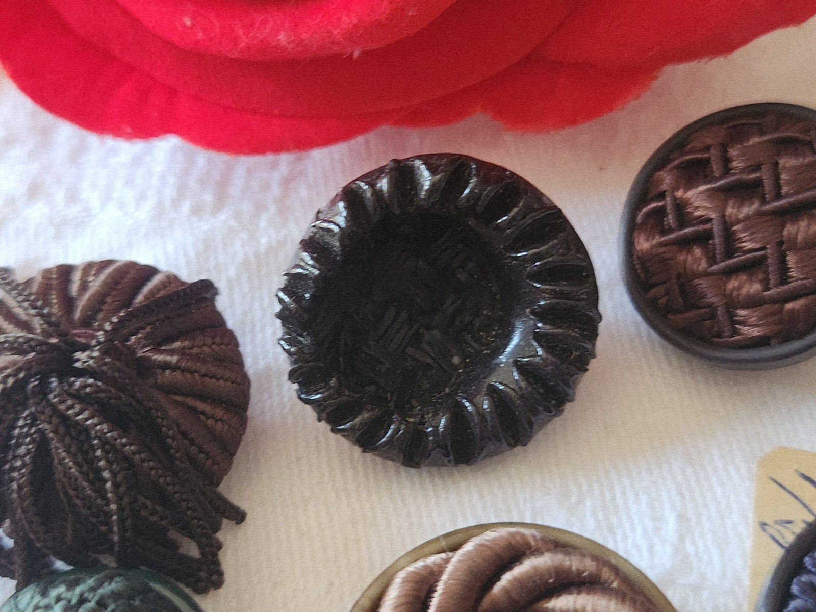 Lot 6 boutons anciens/vintage en passementerie 1,9  à 2,4 cm panaché  ref 6056