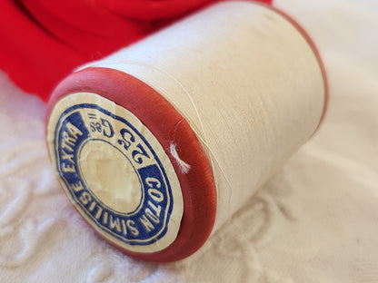 Bobine ancienne en bois rouge fil blanc mercerie poids: 36 grammes