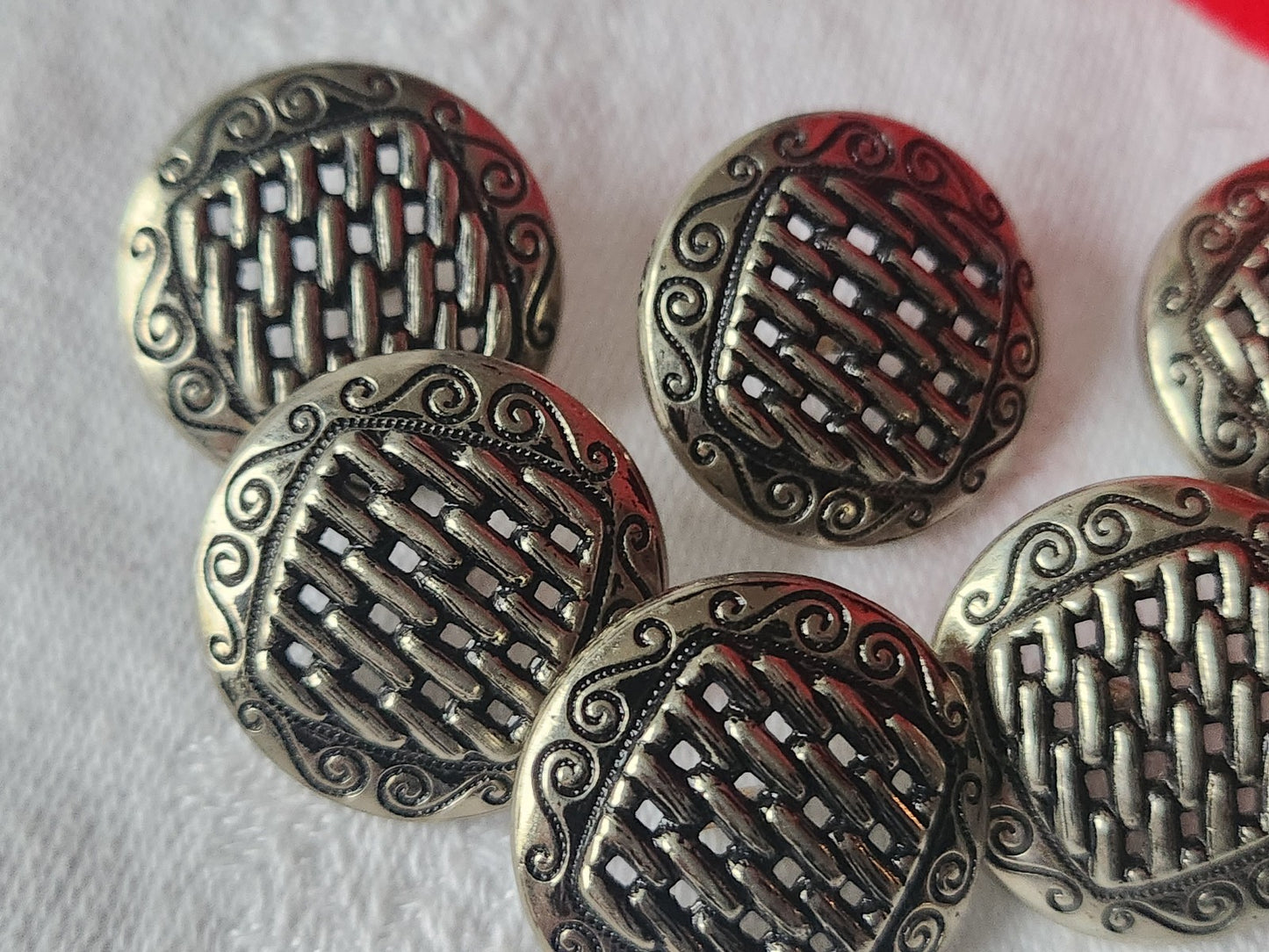 Lot 7  gros boutons vintage métal argenté travaillé pied ajouré  2,3 cm ref 1234