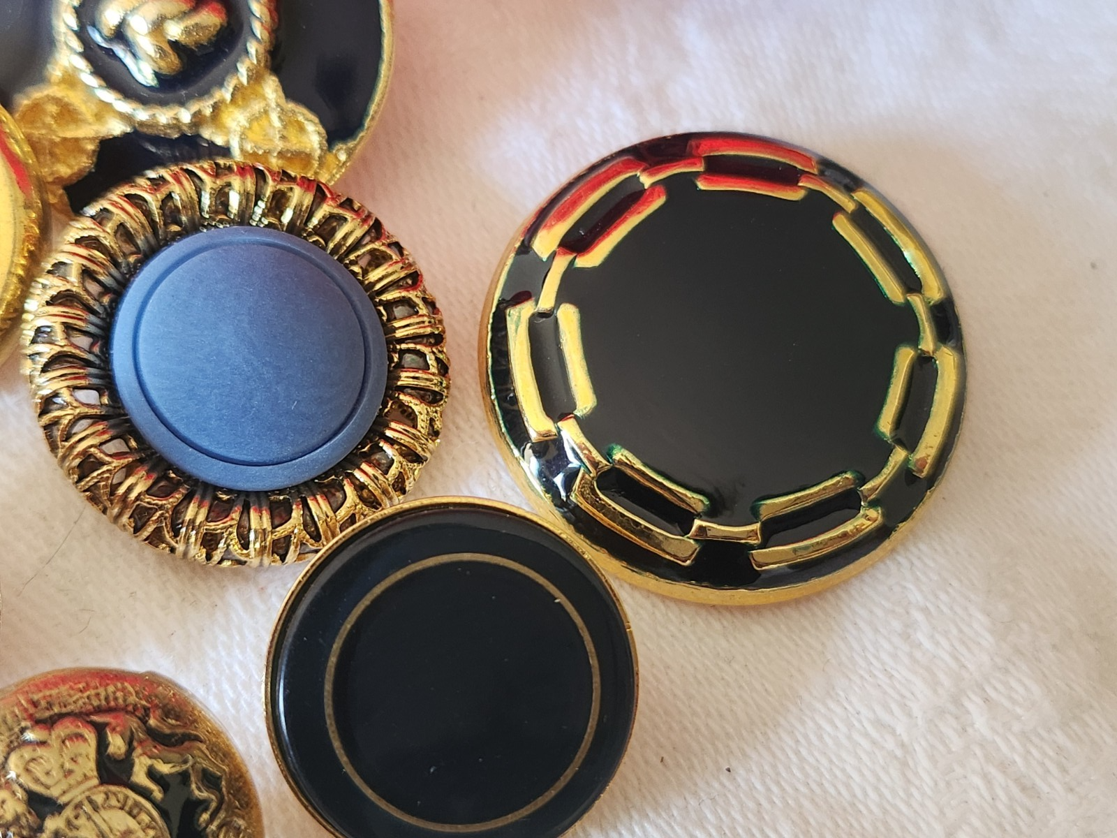 Lot 10 boutons vintage en métal doré bleu 1,7 à 2,8 cm ref 6036
