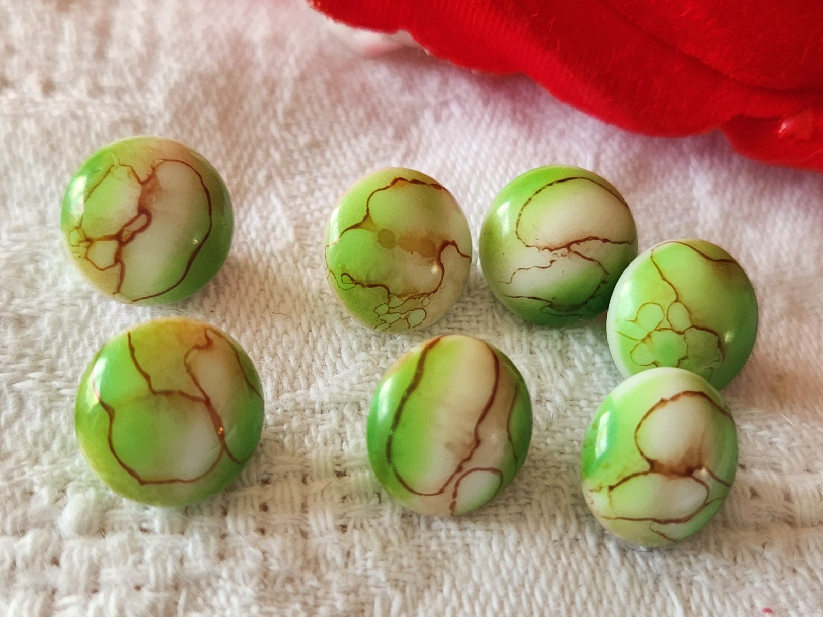 Lot 7 petits boutons vintage en verre marbré vert 1 cm pied ancien ref 6444
