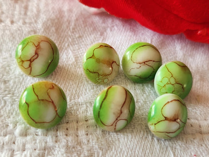 Lot 7 petits boutons vintage en verre marbré vert 1 cm pied ancien ref 6444