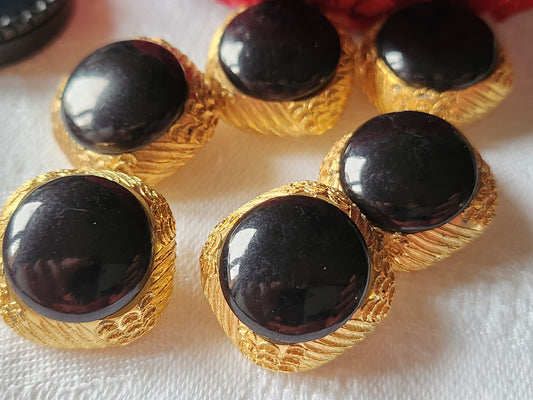 Lot 6 boutons vintage doré noir résine sculpté jolis pied  2,1 cm ref 2970