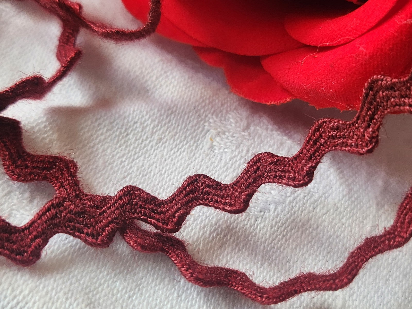 Dentelle vintage serpentine lie de vin croquet 6 métres sur 0,9 cm A2
