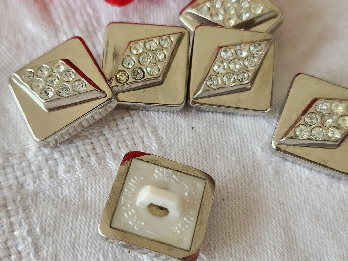 Lot 6 boutons  acrylique et strass en verre pied carré 1,6 cm  ref 6008