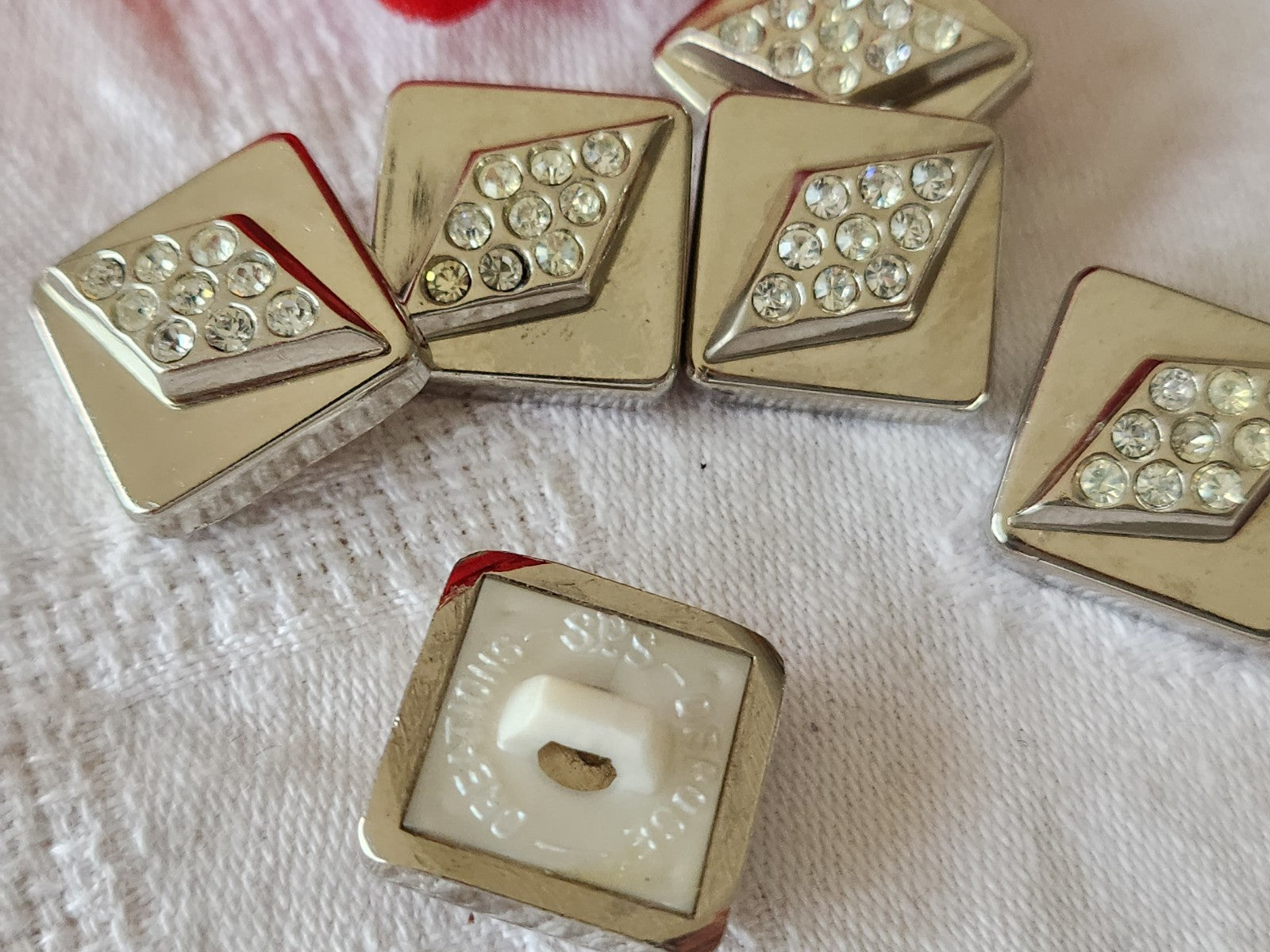 Lot 6 boutons  acrylique et strass en verre pied carré 1,6 cm  ref 6008